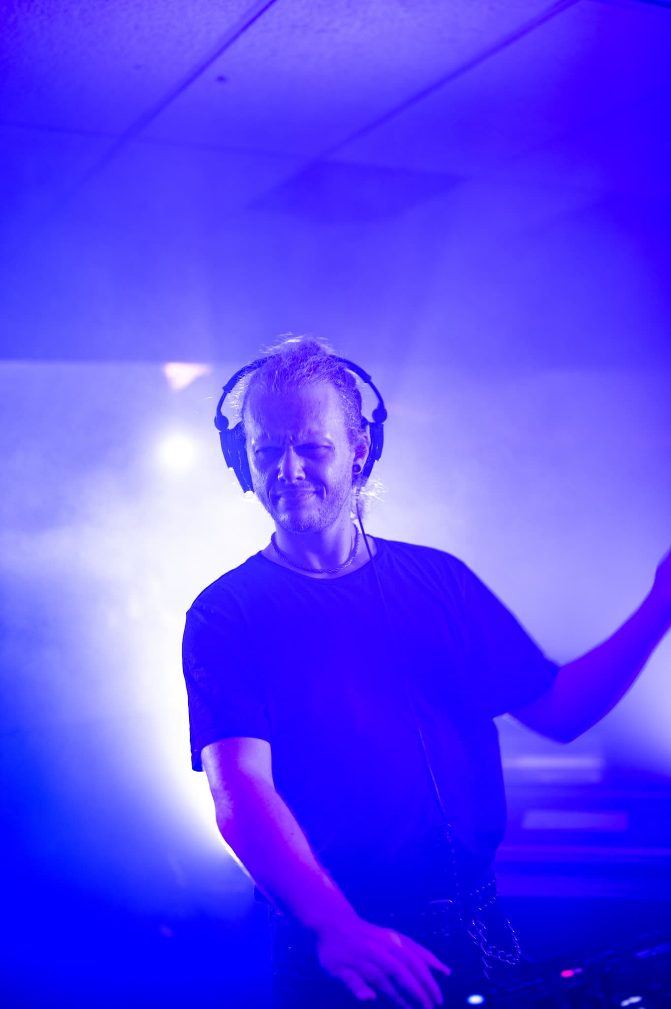 Nomadic performing at a Wellington club under blue light
